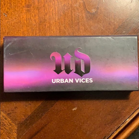Urban Decay “urban vices” palette - Picture 2 of 4